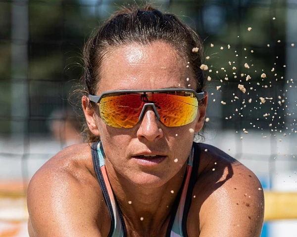 julbo-FREQUENCY-J567-3314-_2_model_female_front